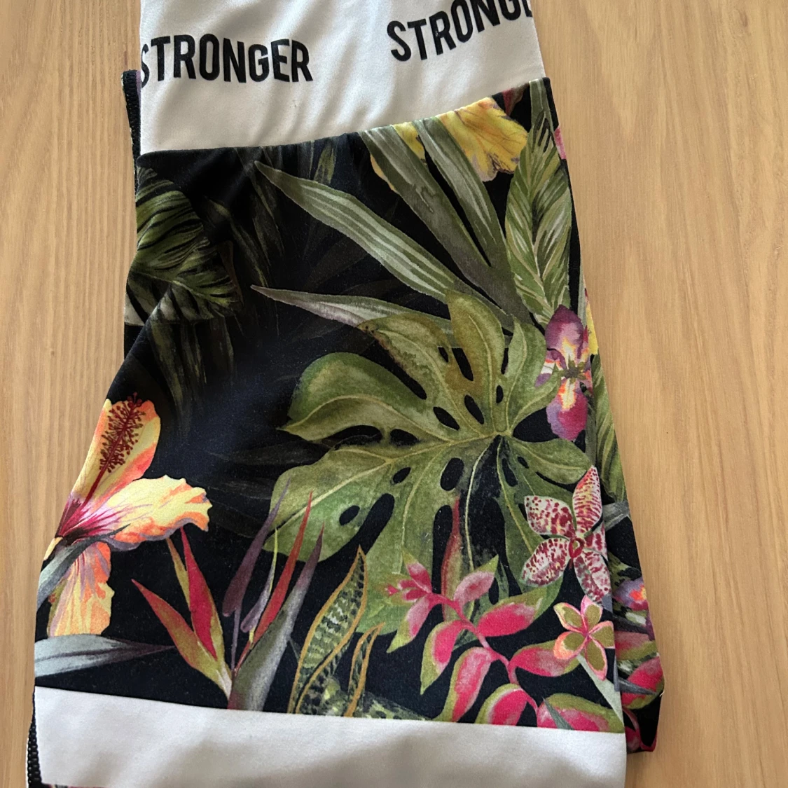 STRONGER leggings med tropiskt mönster