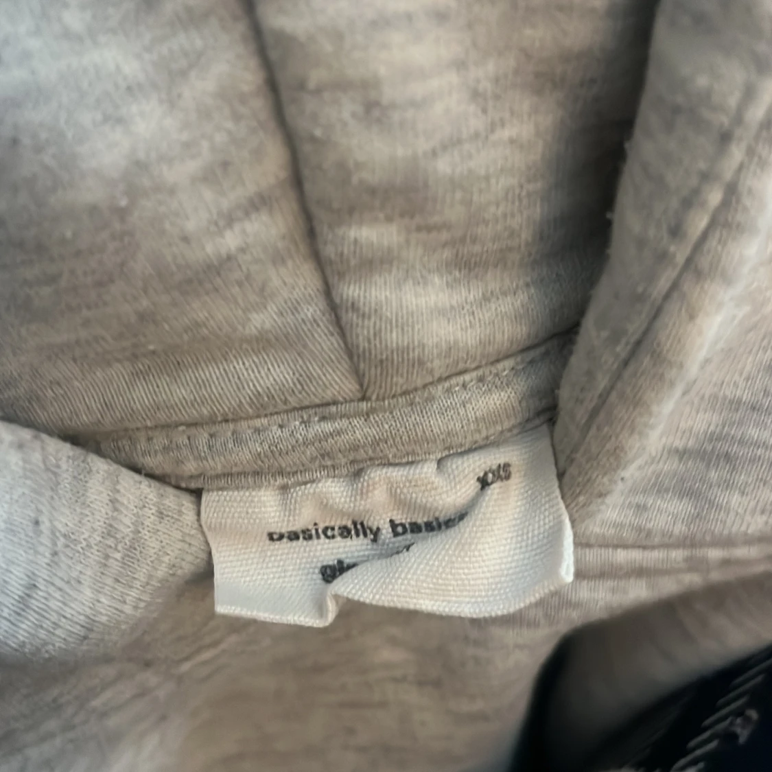 Grå hoodie från Basically Basic - 2