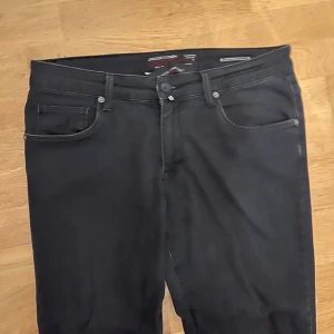 Svarta jeans från Jacob Cohën - Snygga svarta jeans från Jacob Cohën med klassisk femficksdesign och diskreta sömmar. Byxorna har en rak passform och är tillverkade av exklusivt japanskt tyg med italienskt hantverk. Perfekt för dig som gillar stilrena och kvalitativa jeans.   VET EJ OM DE ÄR ÄKTA ELLER INTE 