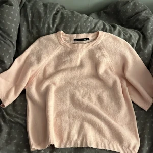 Kortärmad tröja - En fin kortärmad stickad tröja som passar xs/s troligen m också. Den är väldigt bred runt midjan, bara använd max 2 ggr. Modellen ”knitted tee”
