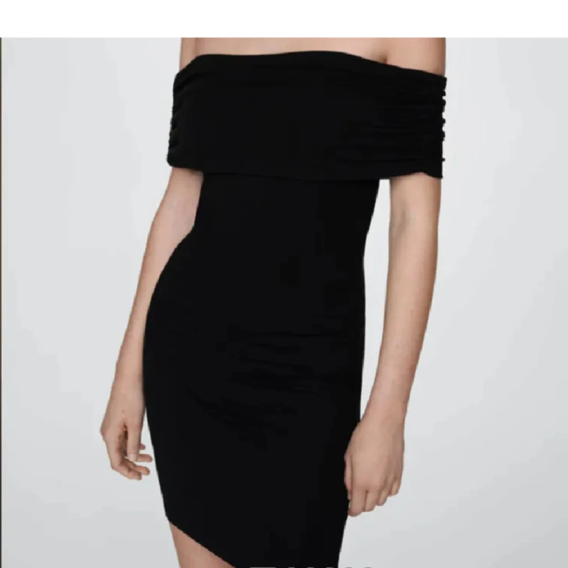 Svart offshoulder kort klänning från mango