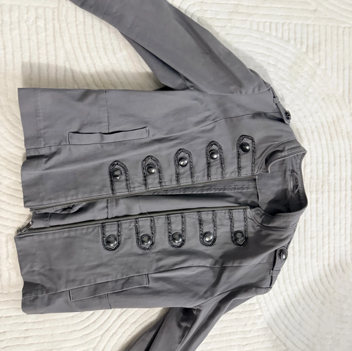 Grå rock med militärstil och knappar - 1