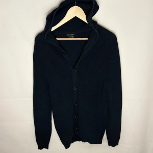 Unik Massimo dutti cardigan  - Unik Massimo dutti cardigan med knappar och huva. Använd endast 1 gång vid prövning, sjuk bra material och extremt bra pris! Priset kan diskuteras och om du har några frågor är det bara att fråga på!