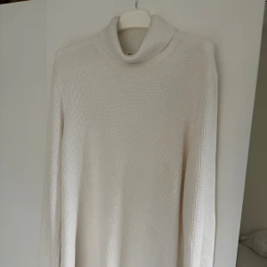 Vit stickad polotröja från H&M - Säljer en vit stickad polotröja från H&M i storlek L. Tröjan har en hög polokrage, lång ärm och är ribbstickad i ett mjukt material. Perfekt för lager-på-lager och chill höst- eller vinterstil. Sitter bra på mig som är 190 cm, kanske lite oversized t.o.m.