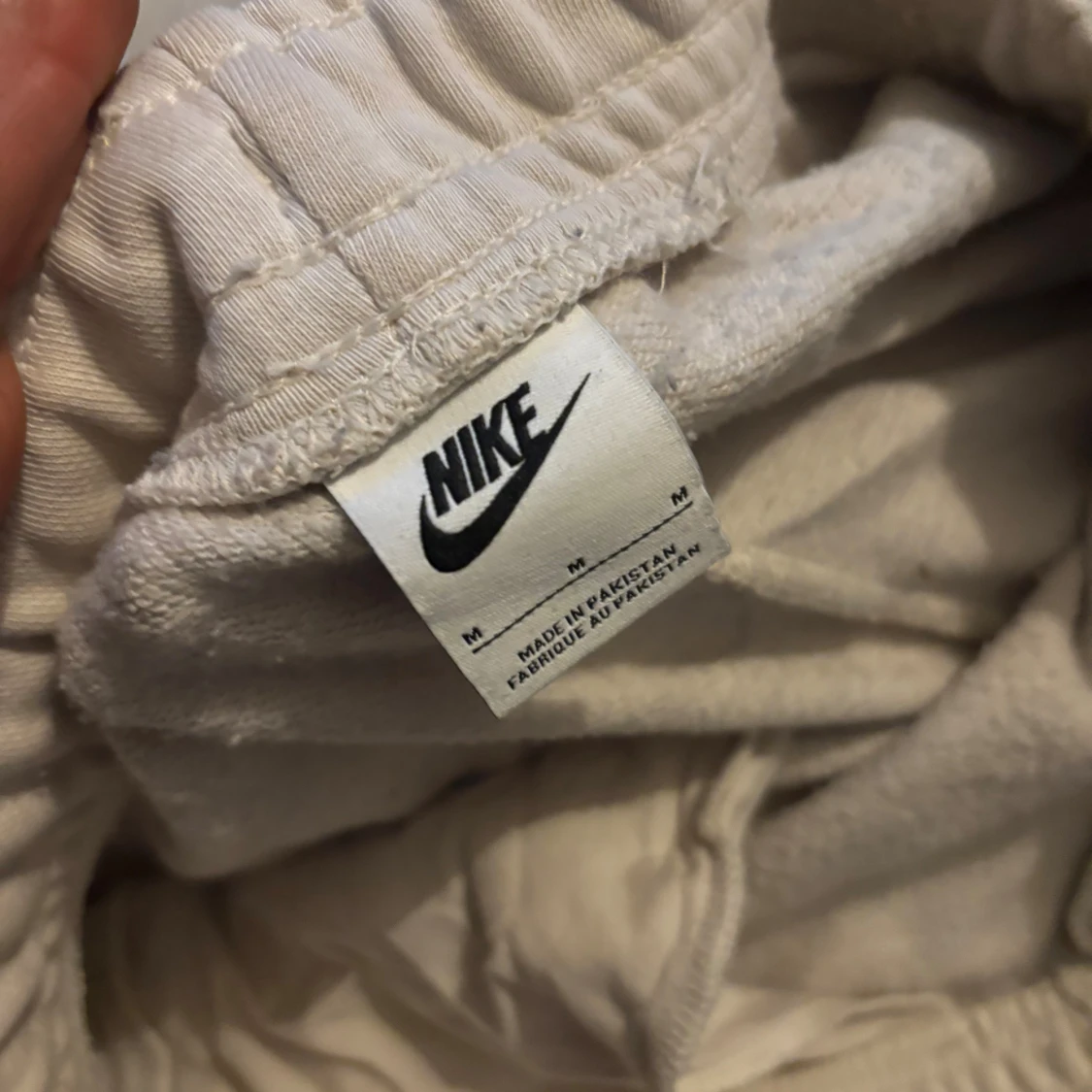 Beige hoodie från Nike med dragkedja med ett par begie mjukis  - 1