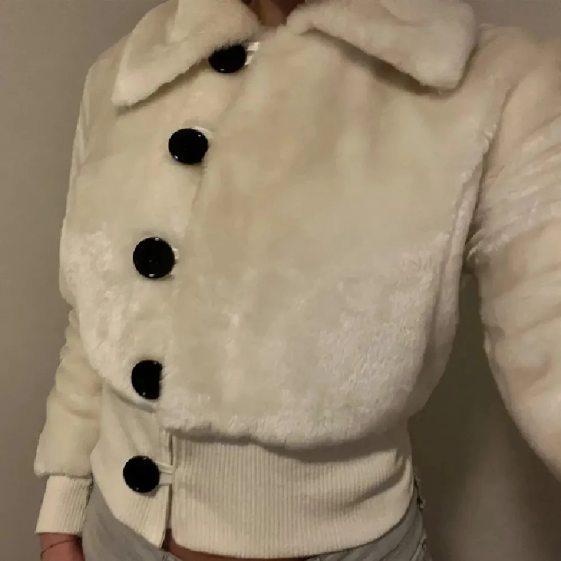 Vit pälsig kofta med stora knappar - 2