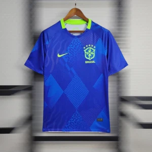 Blå Brasilien fotbollströja Nike - Snygg blå Brasilien fotbollströja från Nike med gula detaljer och CBF-logga på bröstet. Tröjan har korta ärmar, modern passform och coola grafiska mönster i olika blå nyanser. Perfekt för dig som vill sticka ut på planen eller på läktaren.