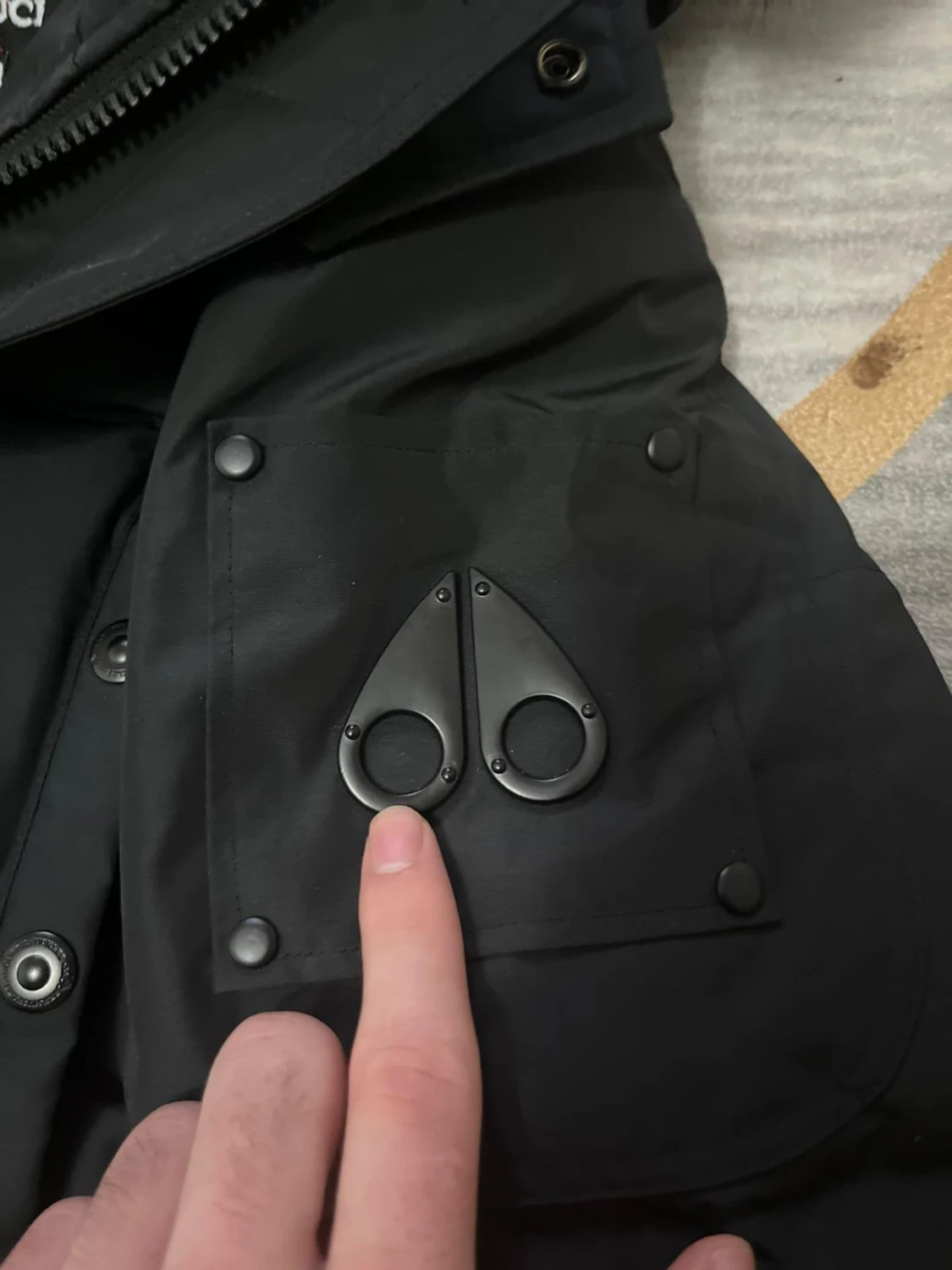 Svart dunjacka från Moose Knuckles onyx - 2