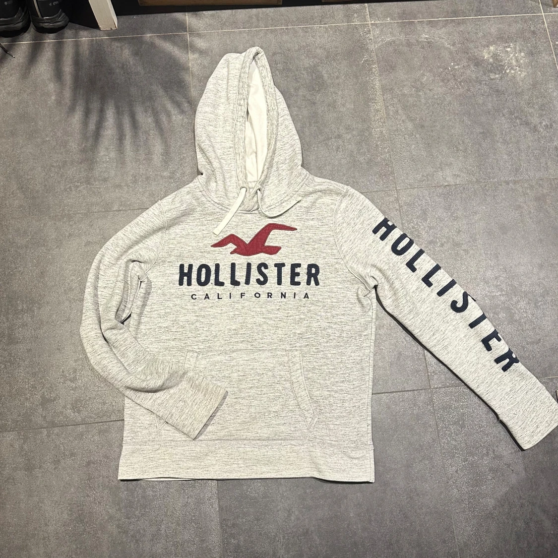 Grå Hollister hoodie