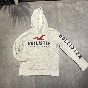 Grå Hollister hoodie - Hollister Hoodie [] Skick 9/10 [] Storlek M- men passar även S[] Pris 399kr [] Modellen är cirka 176cm [] Fraktar via Postnord på köparens beskostnad[] Hör av dig vid minsta fråga eller fundering! 