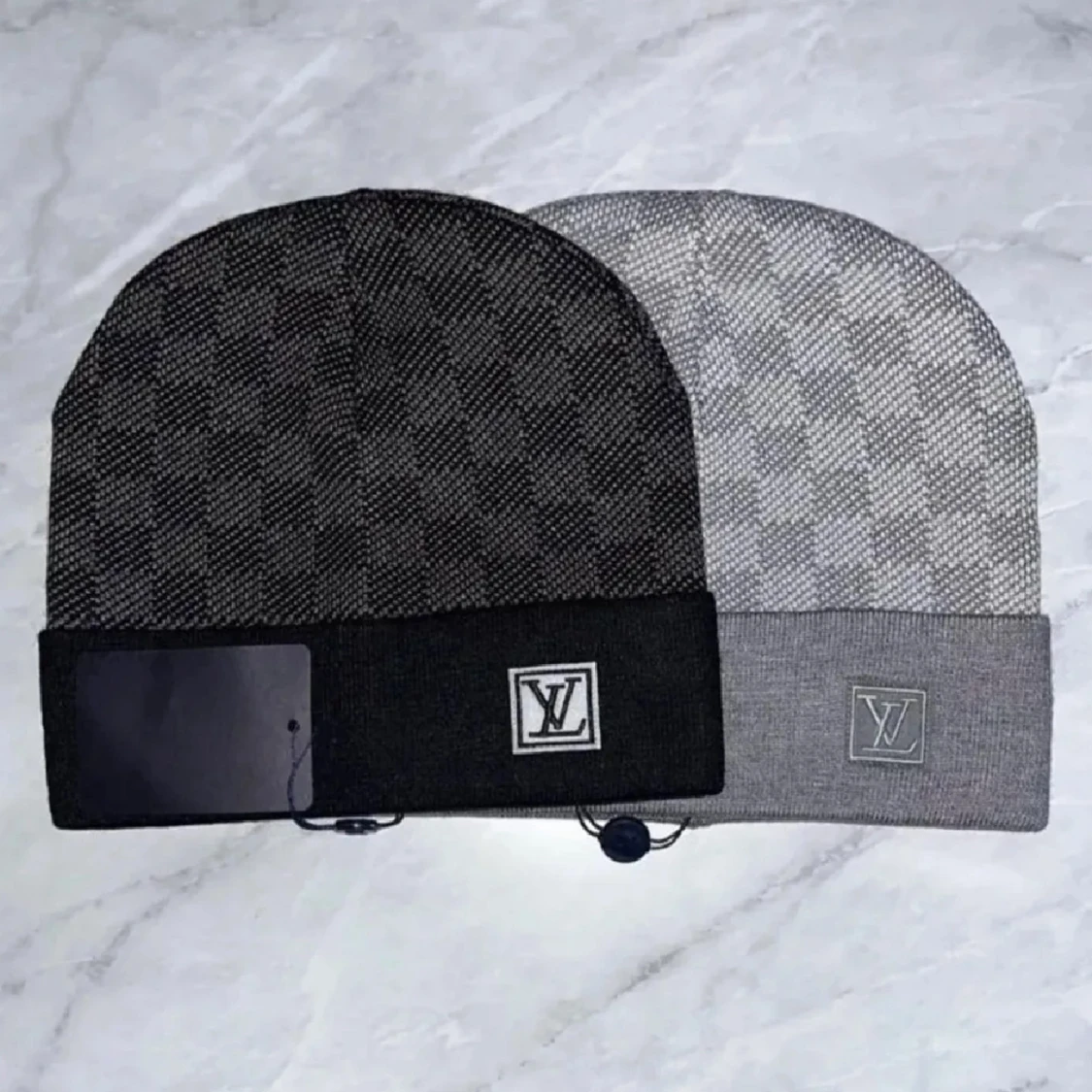 2 mösser svart och grå