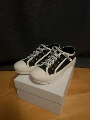 Svarta walk’n dior skor - Svarta diorsneakers. Bara att höra av dig vid frågor💝 kvitto finns