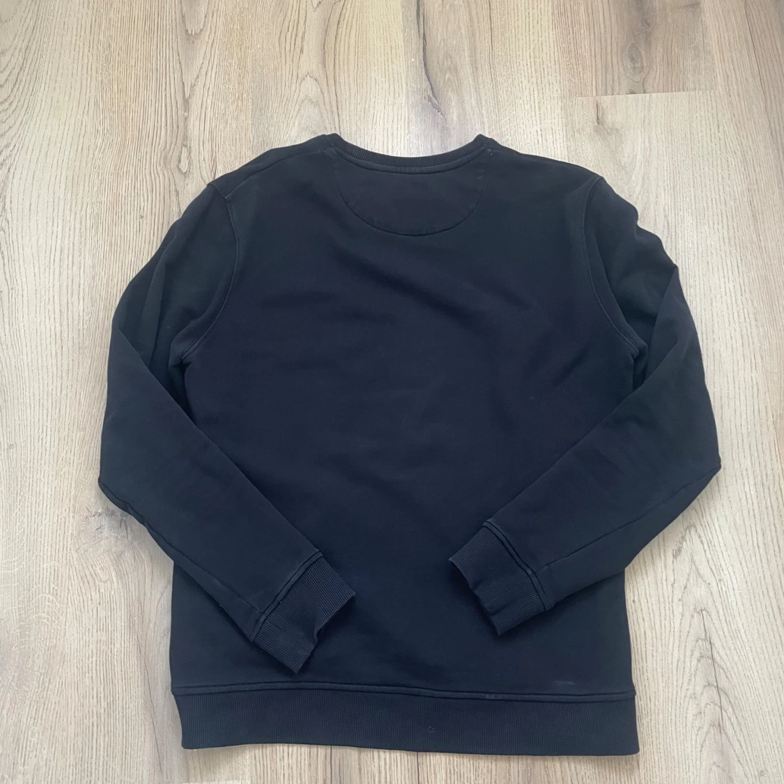 Svart sweatshirt från Lyle & Scott - 1