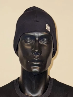 Decrese Outfit Paket – T-shirt Black Gloss + Bälte + Mössa. -  Decrese Sweden Outfit Paket – T-shirt + Bälte + Mössa.     Black Gloss Edition Svart T-shirt med holografiskt tryck som skiftar i färg för en sportig, Bälte: äkta läder, svart med silverfärgat spänne. Mössa: stilren svart med vit text.  Perfekt paket för en modern och stilren look.