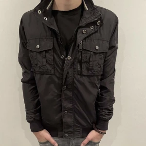 J.Lindeberg jacka  - Säljer denna eftertraktade j.Lindeberg jacka. Skriv om ni undrar något, nypris ligger på runt 4000 mitt pris 999  men kan vara beredd på att släppa billigare skick 9/10.