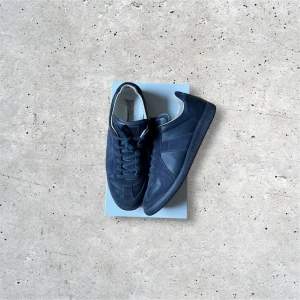 Maison margiela gats low 44 - Maison Margiela Gats : Fint skick, minimal skada på bild 6, Annars endast creasade utöver skon : Storlek 44 EU, kan passa aningen mindre : Mörkblå / Navy färg : Inget kvitto tyvärr, endast signatur av förra ägare : Box medföljer : Äkta såklart! : Skriv för mer bilder osv!