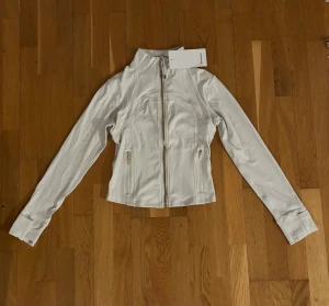 Vit lulelemon define jacket - Superfin lululemon define jacket, storlek S helt ny med prislapp kvar 