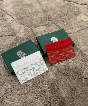  plånbok i rött och vitt - Två snygga plånböcker, en i rött och en i vitt med det klassiska mönstret. Slimmad design som passar perfekt för kort och sedlar. Lyxig känsla med exklusiv look, levereras med originalask. Den vita 350 den röda 300 den röda har Andvänds ett par gånger