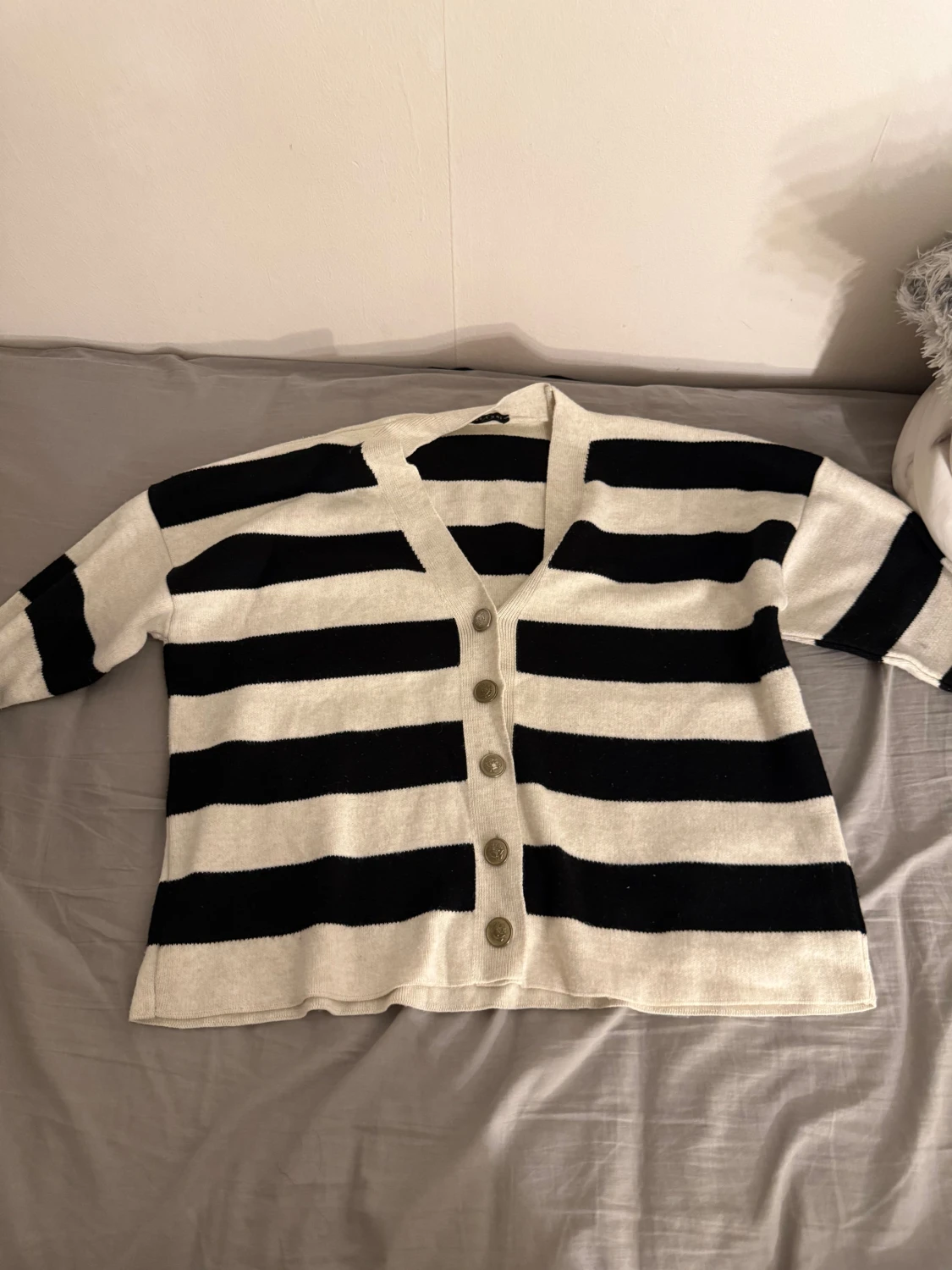 Svartvit randig kofta med knappar