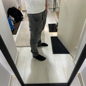 Grå Replay jeans, storlek 32 - Säljer ett par grå jeans från Replay i storlek 32. Hållt dom i bra skick-:9/10|. Killen i bilden är 1.77-1.78 cm. Köptes på reaply affären i NK. Limited edition ( sällsynt att hitta). Stiliga byxor som passar till det mesta. Dma🤙