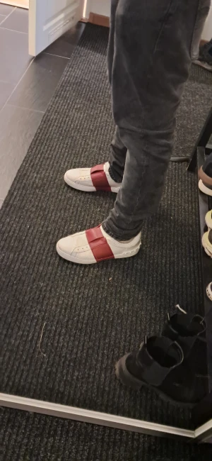 Valentino Garavani Opens - Sjukt feta valentino opens no laces modelen i röd färg | Skick är väldigt bra | Äkta✨️ | Storlek 42 | Kontakta mig vid frågor, pris går att diskutera❄️