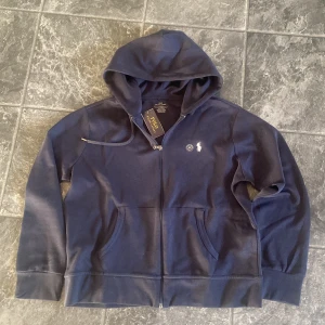 Ralph lauren zip - En helt ny ralph lauren zip som är i storlek M men den passar L för den är ganska stor i storleken. Tags finns ej kvar