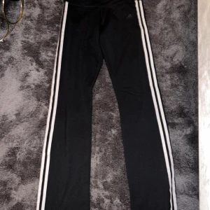 Adidas byxor  - Adidas byxor utsvänga i storlek XS, passar även S. Köpt från adidas, äkta! 