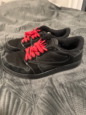 Black Phantom Travis Scott Nike - Säljer mina black phantoms från Travis Scott. Passar inte min stil längre och vill få bort de så tänkte perfekt att sälja de. Man kan även byta snören till svarta om man vill 
