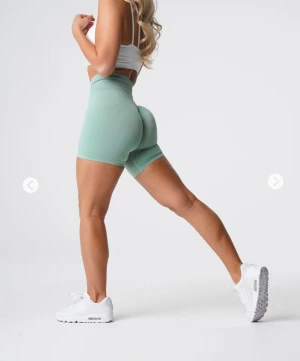 NVGTN shorts - Säljer ett par gröna shorts från NVGTN ( sage green) Super snygga och sitter väldigt bra, mjuka och stretchiga🫶🏻 I fint skick, storlek M