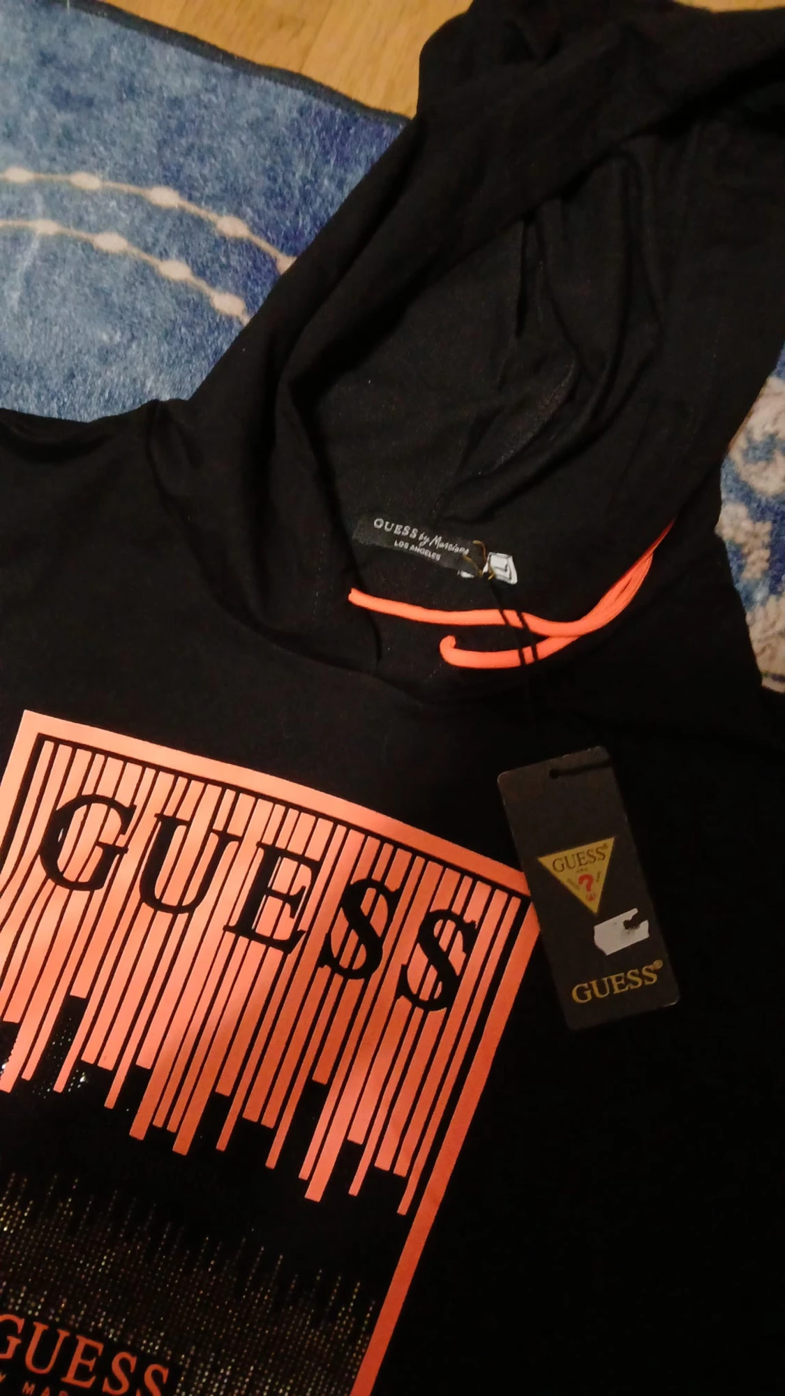 Svart croppad hoodie från Guess - 2