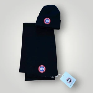 Canada goose Mössa&Halsduk set - Helt ny. Fin replika med grym kvalitet. One size. Både Mössa&halsduk ingår. Pris: 999kr. Först till kvarn som gäller. Skickas direkt inom 24h