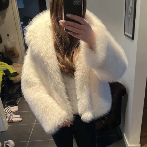 Vit fluffig pälsjacka - Säljer en supermjuk och fluffig vit pälsjacka med långärmade ärmar och oversized passform. Jackan har en lyxig look med tät pälsimitation och är perfekt för dig som vill sticka ut med en cool och trendig stil. Passar dig som gillar statement-plagg och vill ha något extra. Den är från Gina tricot. Köpte för 800kr. Pris kan diskuteras. Hör av vid ev frågor 💗