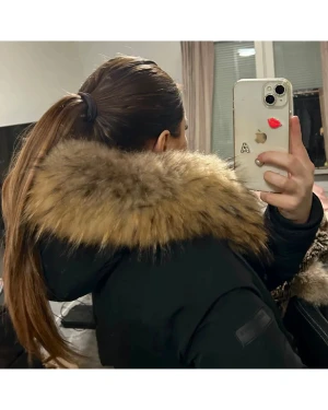 Svart parkas Rock And Blue - Nu är det dags att sälja min fina pälsjacka från rock and blue! Den har även päls på insidan av luvan vilket är ett stort plus nu i vinter. Använts en säsong så är i väldigt bra skick. Strl 34 skulle säga att den passar både dig som bär XS eller S. Nypris ca 5500kr säljer för 2499