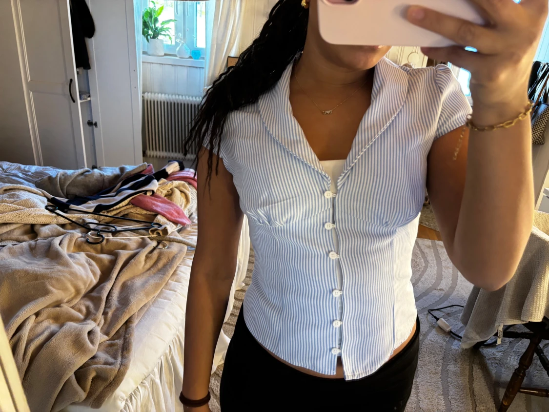 Blårandig kortärmad skjorta med knappar