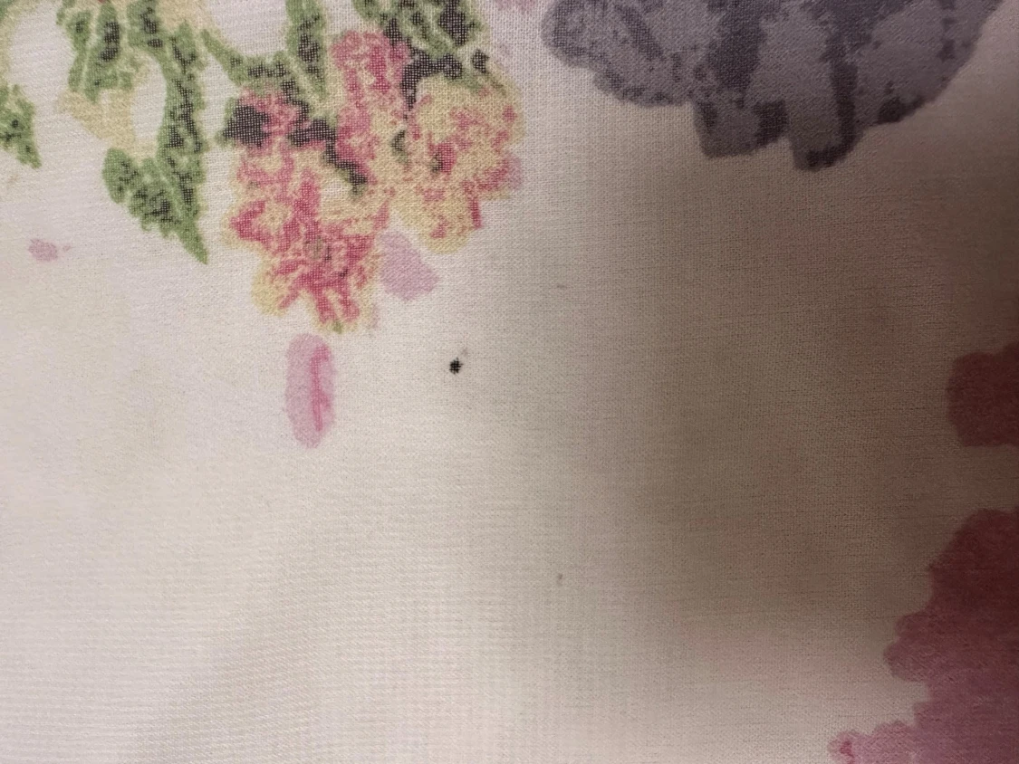 Blommig vit blus. Storlek S - 3