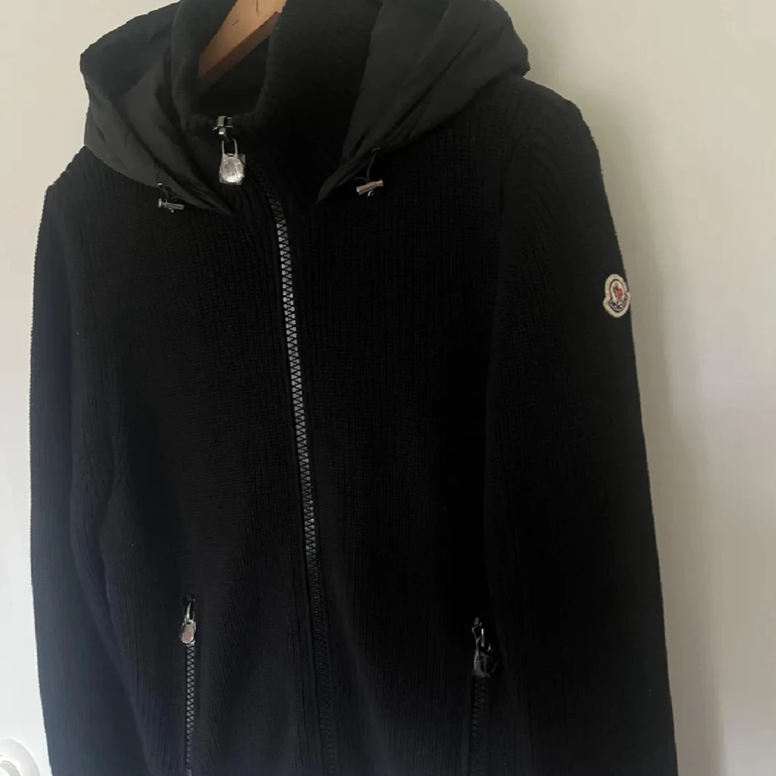 Svart pufferjacka från Moncler - 4