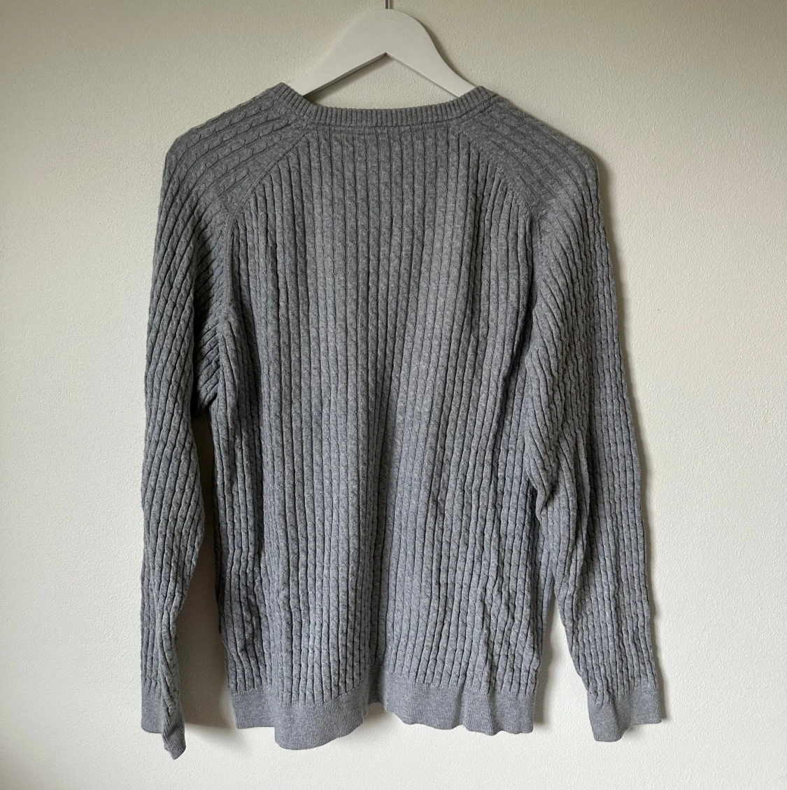 Grå kabelstickad tröja från Selected Homme - 1