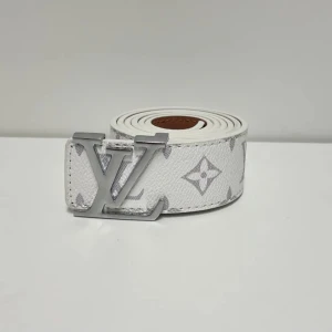 Lv bälte - Säljer helt ny bälte, 110cm långt som är justerbart och nål för extra hål ingår. Skickas inom kort tid! 