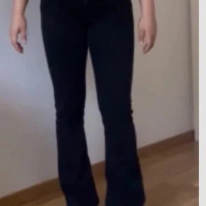 Svarta bootcut jeans - Snygga svarta jeans med bootcut-modell och normal passform. Byxorna har klassisk femficksdesign och är tillverkade i ett stretchigt jeanstyg som sitter skönt. Perfekta för dig som gillar en tidlös look med lite utsvängda ben.