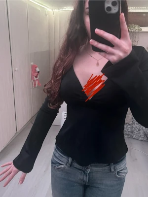 Svart långärmad fest topp från Nelly  - Svart topp från Nelly som aldrig använts! Den är öppen i ryggen och man kan knyta den (kan skicka bild om man frågar) jag har klippt av lapparna då jag tänkte behålla den men den kom aldrig till användning 💕