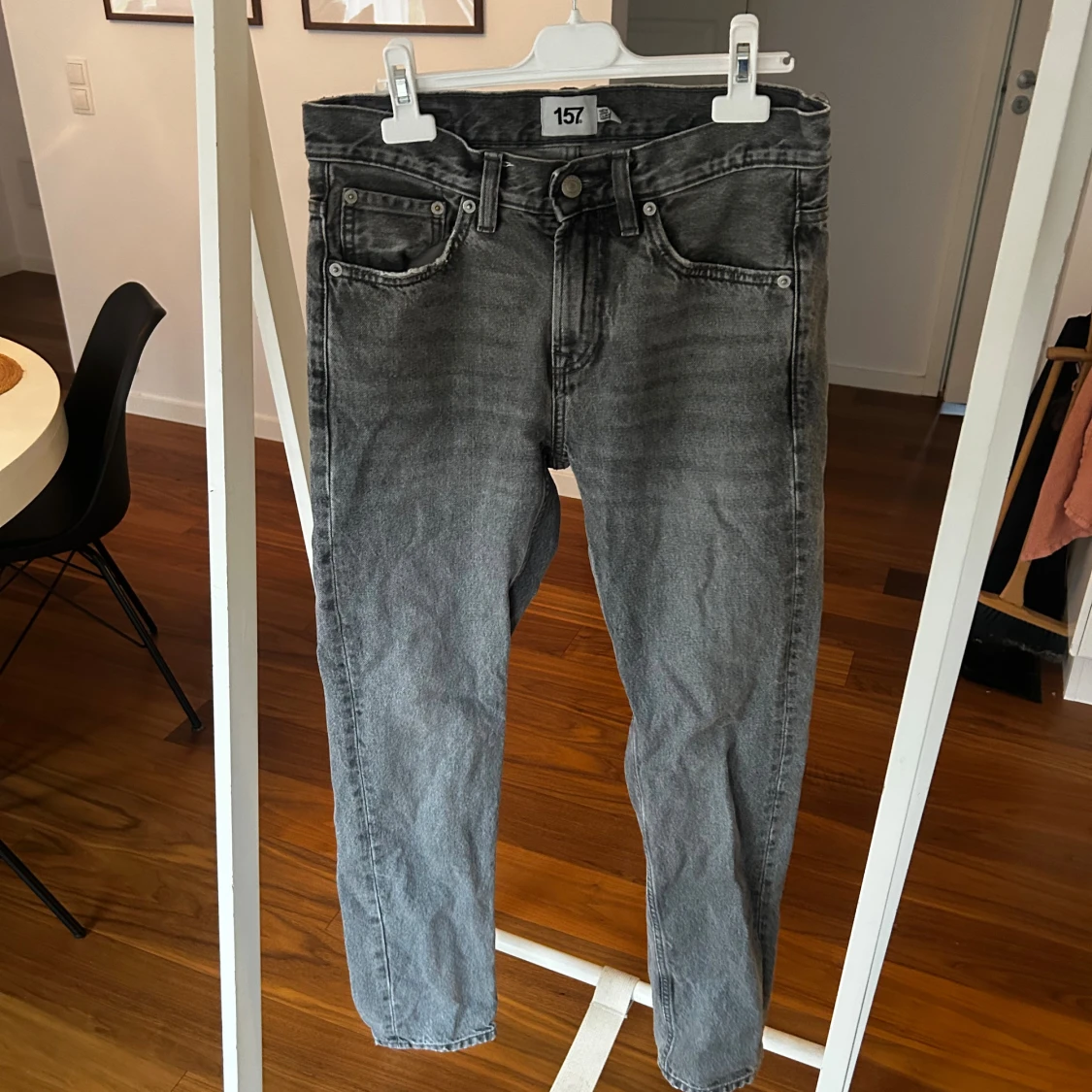 Grå jeans från 157 med slitna detaljer