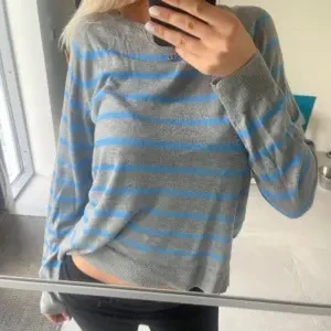 Snygg stickad tröja från Zara  - Snygg stickad tröja från Zara, den är i storlek S eller M💗