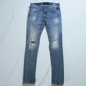 Replay jeans - Säljer nu de här snygga Replay jeansen med slitningar. Nypris ligger på 1600kr mitt pris 449kr och de är i storlek W30 L34. Bara att höra av er vid fundering mvh Liam