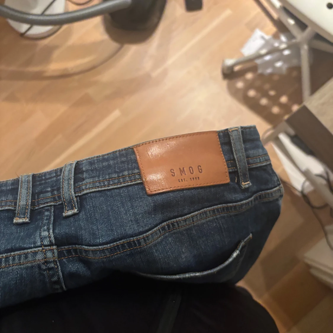 Blå jeans från SMOG med slitningar - 3