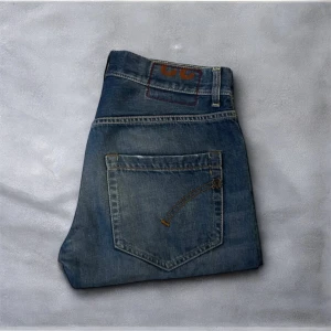 Dondup jeans - Hej! Säljer dessa dondup jeansen i storlek w32  De är varsamt använda och i mycket fint skick, 9,5/10. Nypris var 4000 säljs för 799kr. Hör gärna av dig vid minsta fråga eller om du vill ha fler bilder! 🙌 