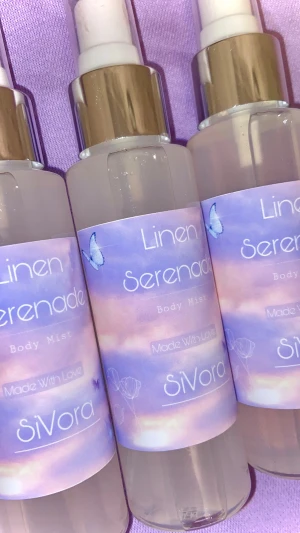 Linen Serenade Body Mist 100ml - Fräsch body mist med ingredienser som glycerin, eteriska oljor, parfymalkohol och aqua. Volym: 100 ml. Tillverkad i Sverige. Perfekt för dig som vill ha en lätt och uppfriskande mist i din vardag.