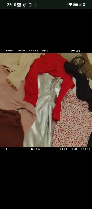 Kläder 11 st och lite mer för 1200kr mer bilder kommer upp!! Jacka och byxor mm , storlek M/L - Säljer ett par riktigt snygga silvriga byxor med breda ben i glansigt satinmaterial. De har en klassisk midja och stängs med dragkedja framtill. Perfekta för dig som vill sticka ut med en cool och trendig look.