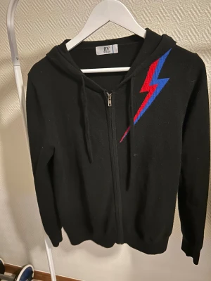 Bvaldi kash - Säljer min zip hoddie från bvaldi storlek s bra skick lite noprig men syns knappt