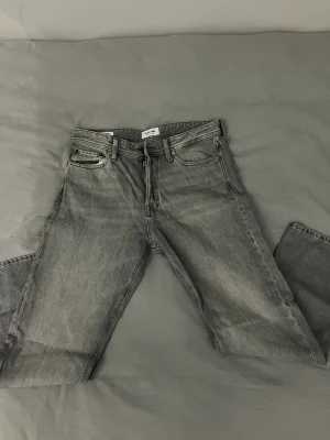 Jack & Jones Jeans - Nästan helt nya Jack & Jones Jeans 9/10 skick 👌endast använda 2-3 gånger. (Nypris: 599kr) Mitt pris: 299kr