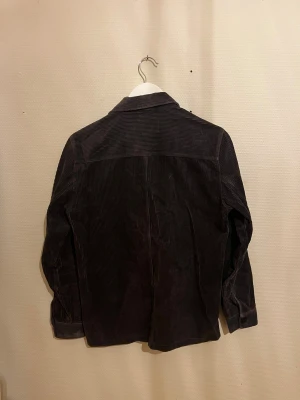 Grå A Days March Manchester Overshirt  - Säljer denna sjukt snygga Overshirten från A Days March⭐️ Färgen är grå och storleken är S✅ Den har inga defekter och skicket är utomordentligt🙌🤝 Sjukt najs passform och passar perfekt till hösten🍁🙌 Tveka inte på att höra av er dig vid minsta fråga eller fundering😊